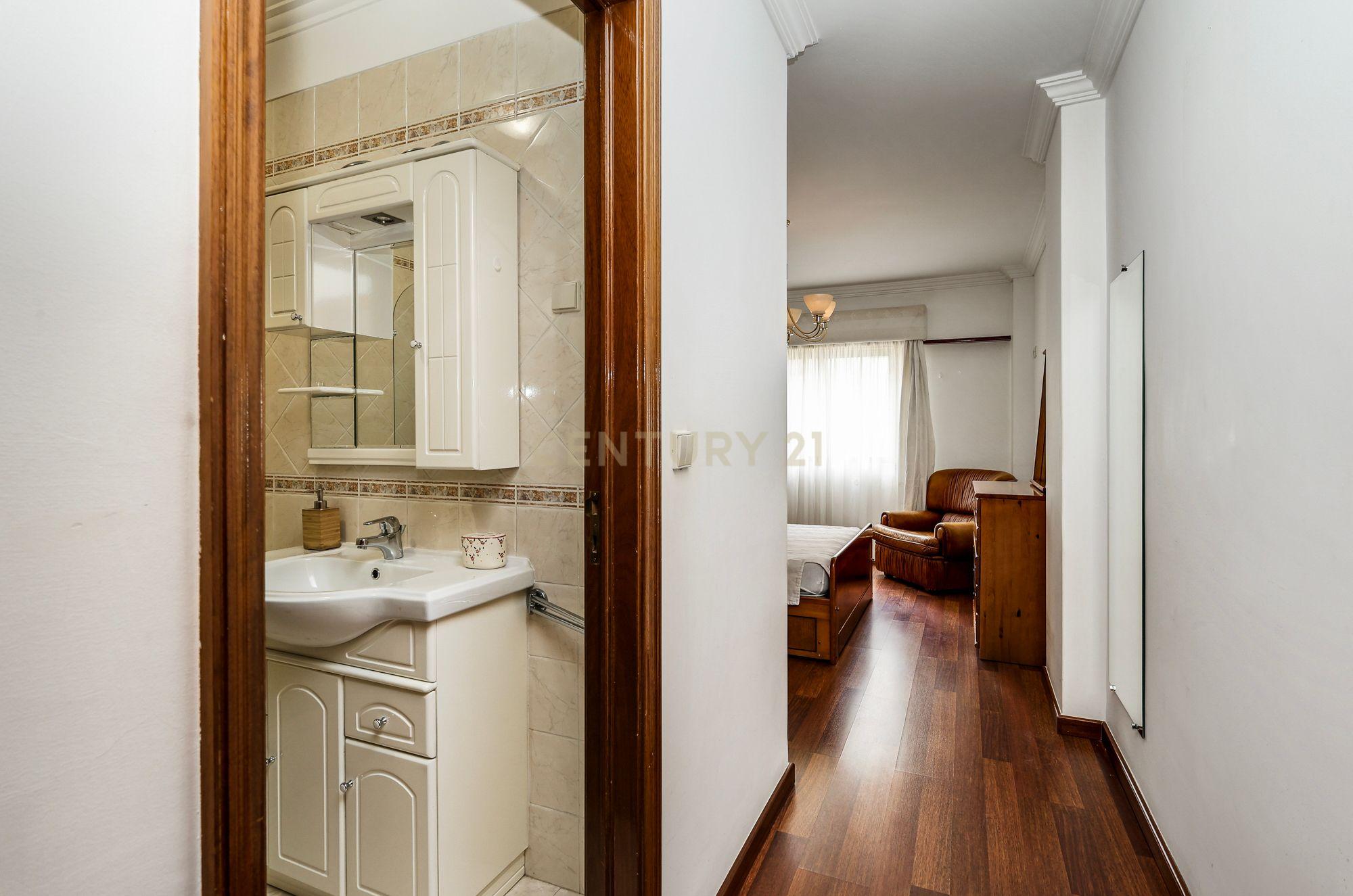 Fotografia 5 de Apartamento T3 com box para arrendamento em Carnaxide