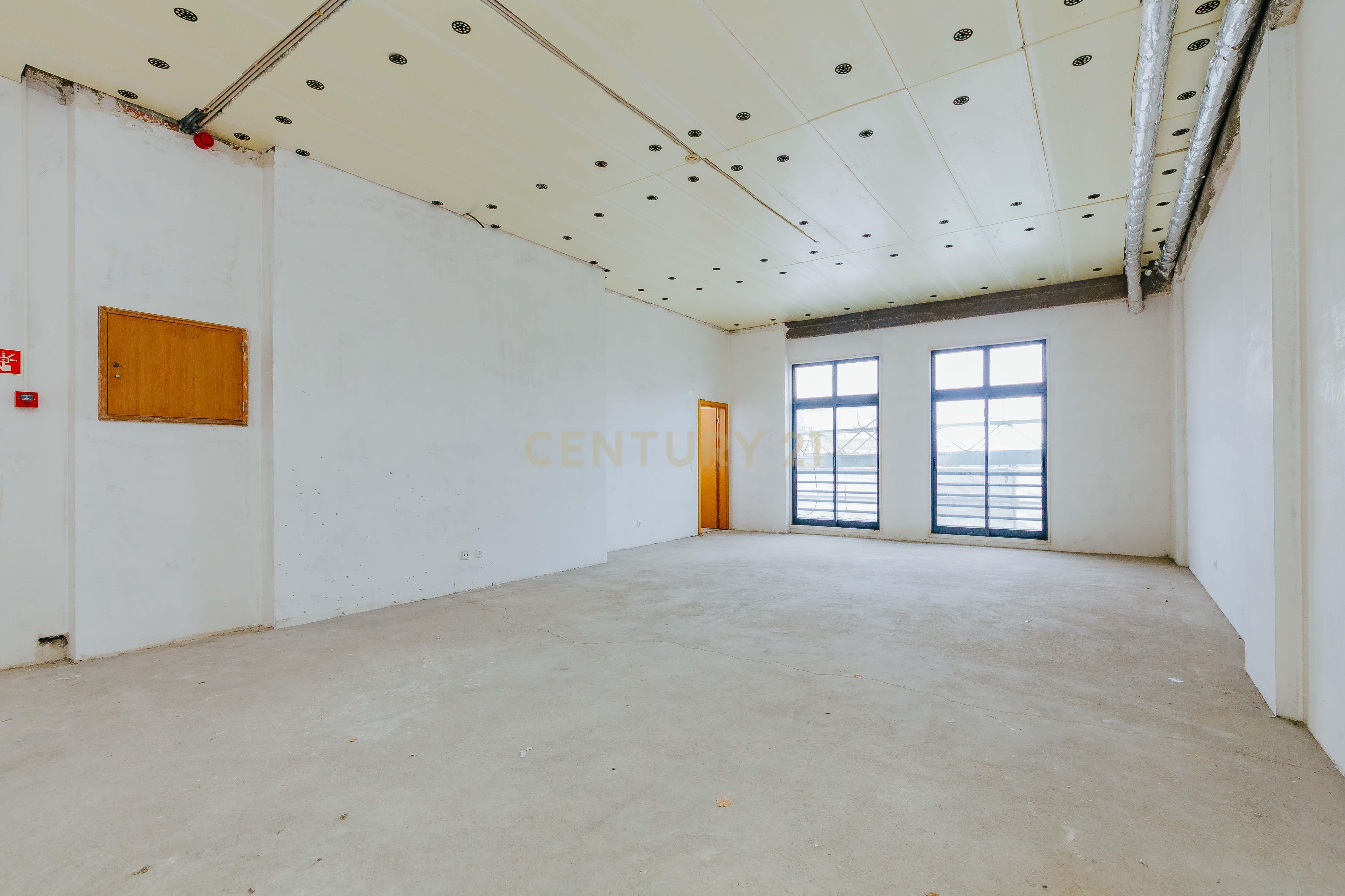 Espaço comercial na prestigiada urbanização do Alto Dos Moinhos - Image 6
