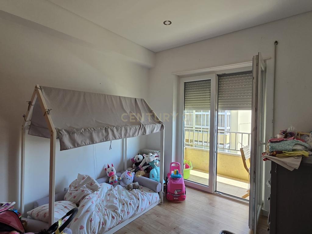 Apartamento T3 Totalmente Remodelado com Varanda e Arrecadação – Vistas Desafogadas - Image 10