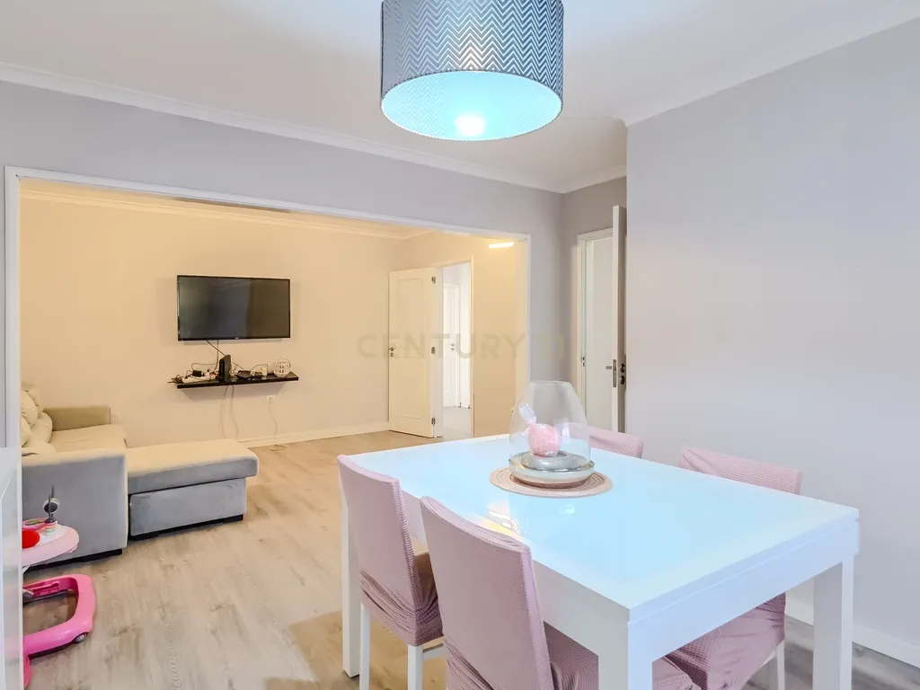 Apartamento T2, de 2 frentes, localizado em Rio Tinto, com Sótão e Garagem Box - Image 2