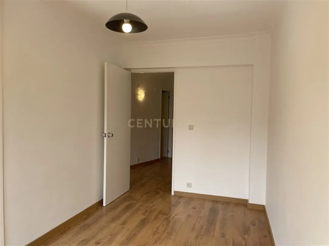 Apartamento T3 Duplex em Telheiras – 104 m², Estacionamento e Arrecadação - Image 13