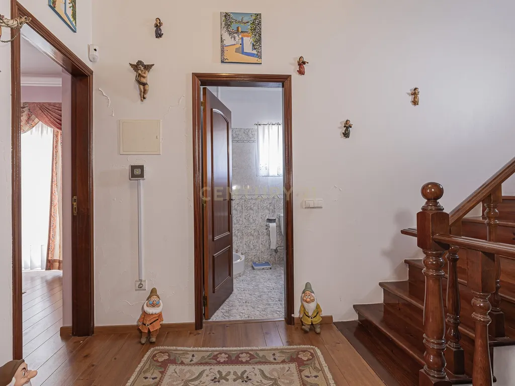 Moradia T4 com 3 Pisos + Sótão e Garagem — Famões - Image 45