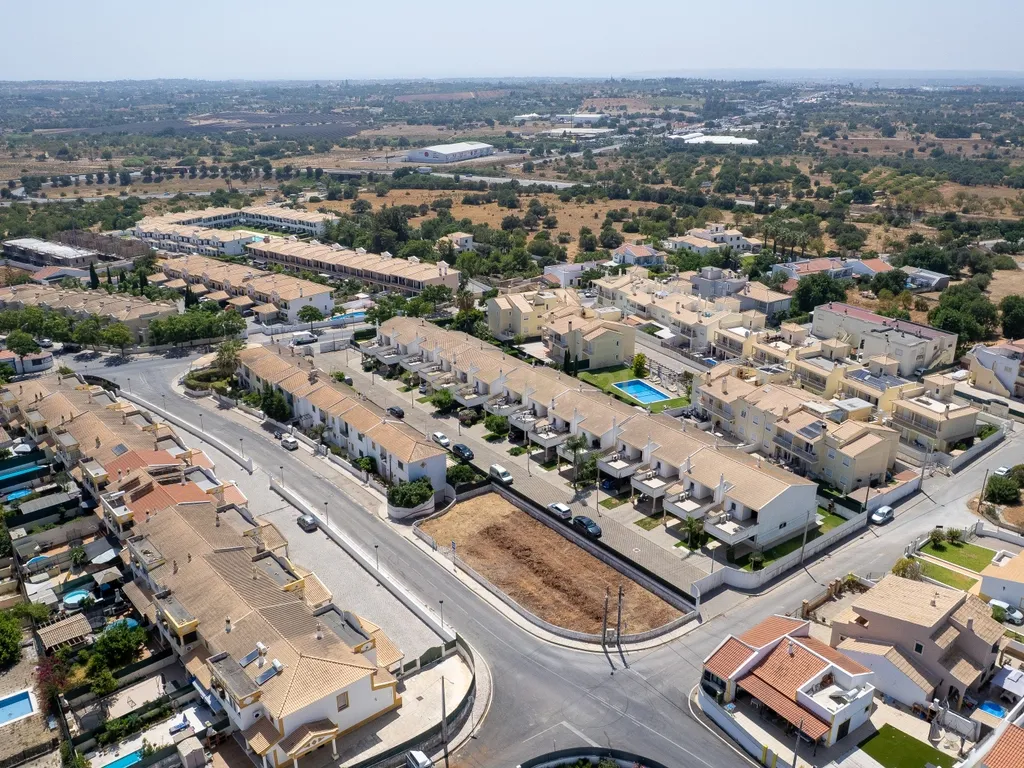Moradia de Canto T2+2 com jardim em Condomínio Privado com Piscina – Ferreiras, Albufeira - Image 32