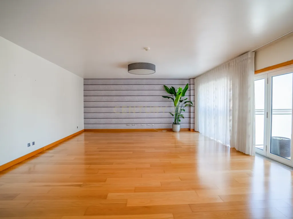 Apartamento T4 Premium com Terraço na Avenida da Independência - Image 4