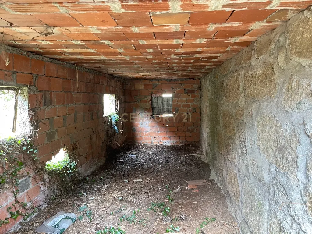 Propriedade com 1,8 hectares de área urbana e 3,2 hectares de solo fértil e floresta, composta por 8 edifícios independentes totalizando 700 m² de área construída, localizada no centro de Serrazes, São Pedro do Sul. - Image 55