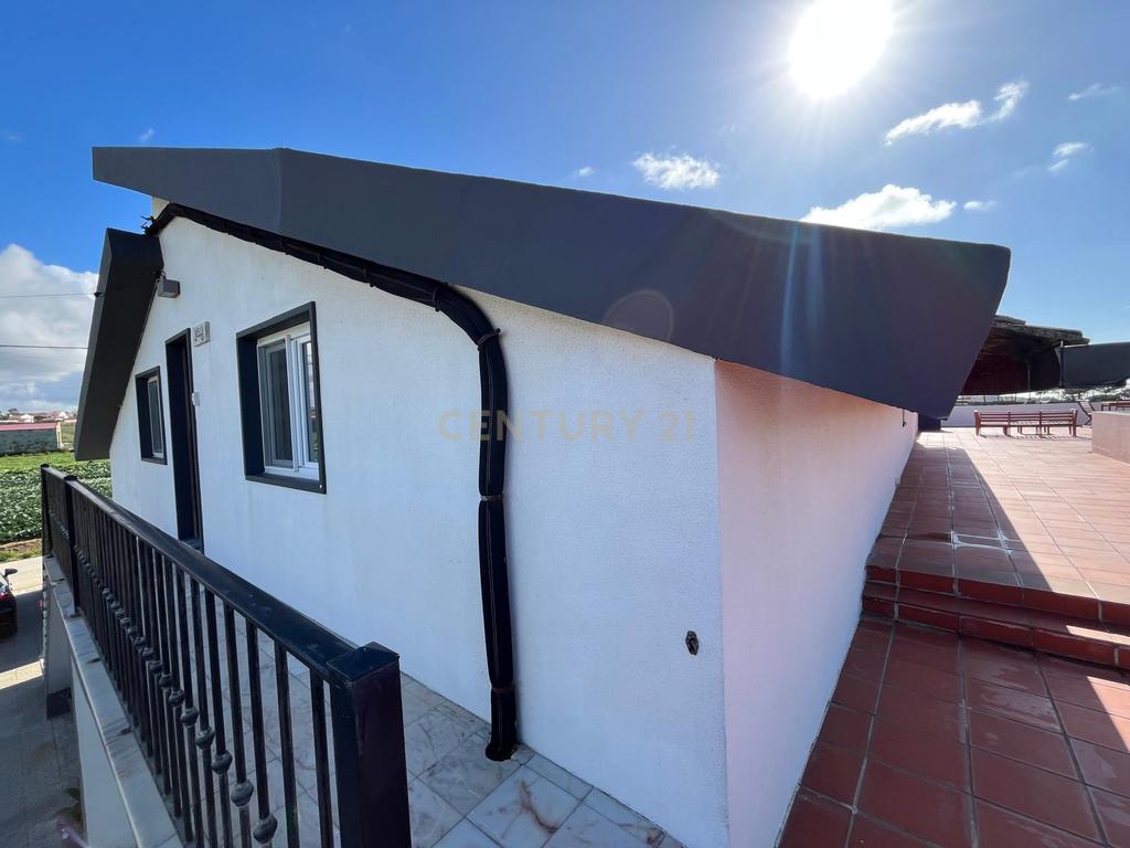 Moradia com quatro apartamentos independentes, três T2 e um T3 em Atouguia da Baleia. Ideal para famílias ou grupos, preparada para turismo ou para arrendamento de longa duração. - Image 61