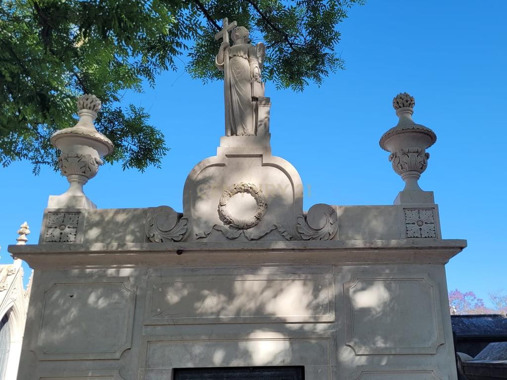 Jazigo Familiar com 8 Lugares | Cemitério do Alto de São João - Image 9