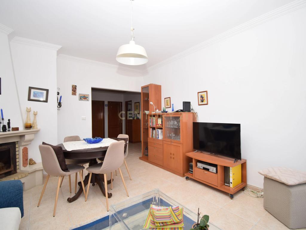 Apartamento T3, com 107 m² de área útil, estúdio musical com 40 m² e garagem fechada , varanda e arrecadação - Image 8
