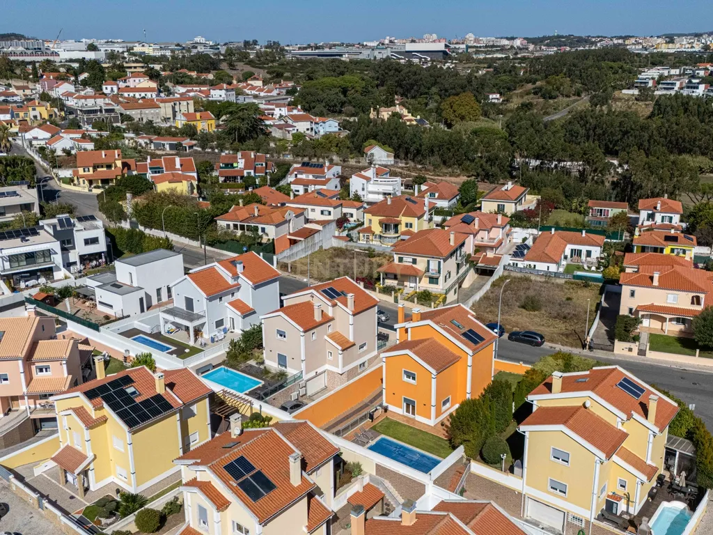 Moradia Independente T4+1 com Piscina, 321 m² de Construção e Garagem para 5 Viaturas | Albarraque, Rio de Mouro - Image 46