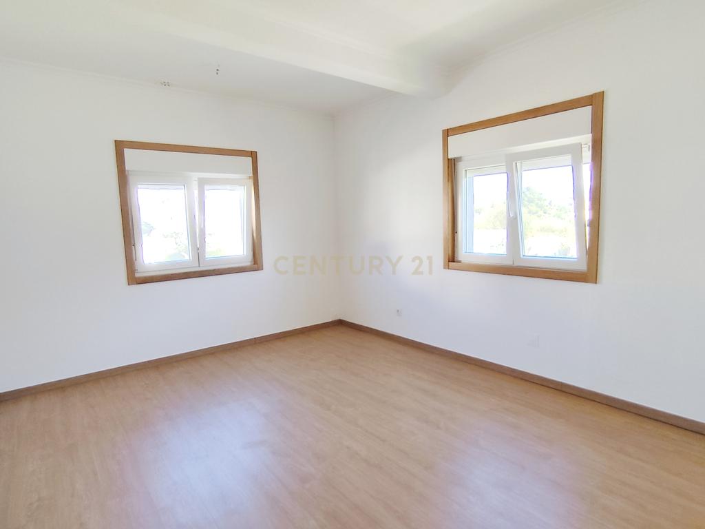 Moradia T4 numa Localização Privilegiada em Chaves - Image 21