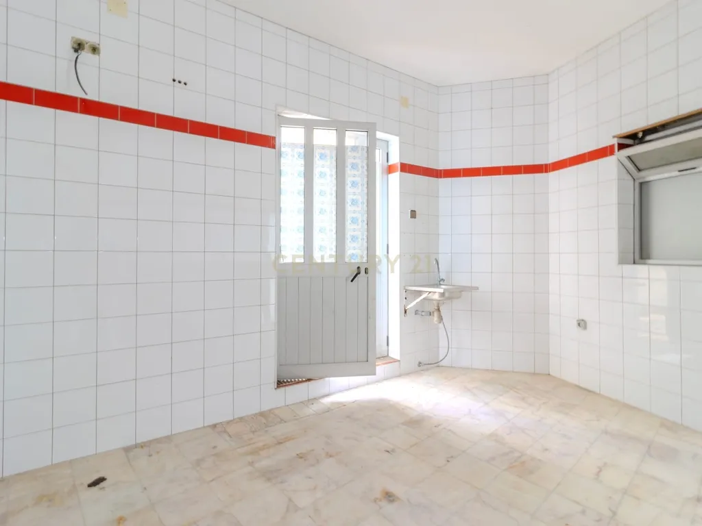 Moradia T3 + T1 + Espaço Comercial – Oportunidade Única no Centro da Vieira de Leiria - Image 21