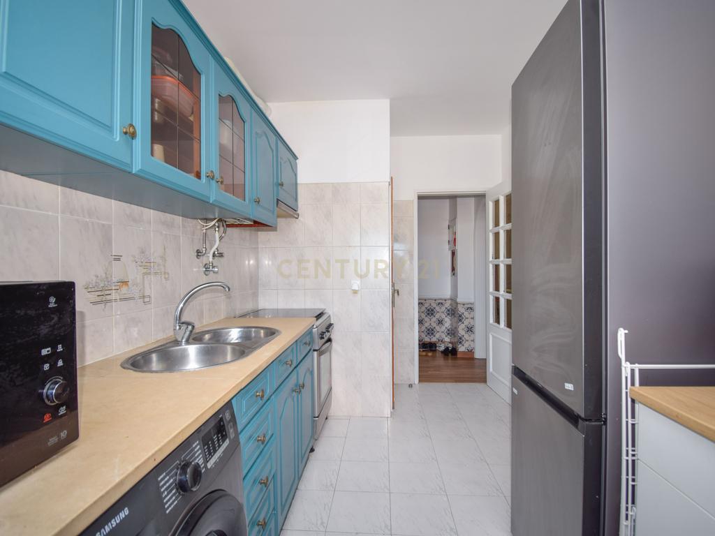 Apartamento T2 com Garagem, Arrecadação e Excelente Luminosidade – Arroja, Odivelas - Image 9
