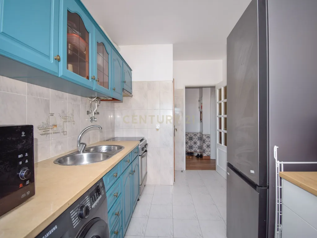 Apartamento T2 com Garagem, Arrecadação e Excelente Luminosidade – Arroja, Odivelas - Image 9