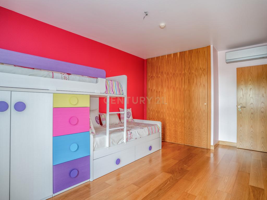 Apartamento T4 Premium com Terraço na Avenida da Independência - Image 24