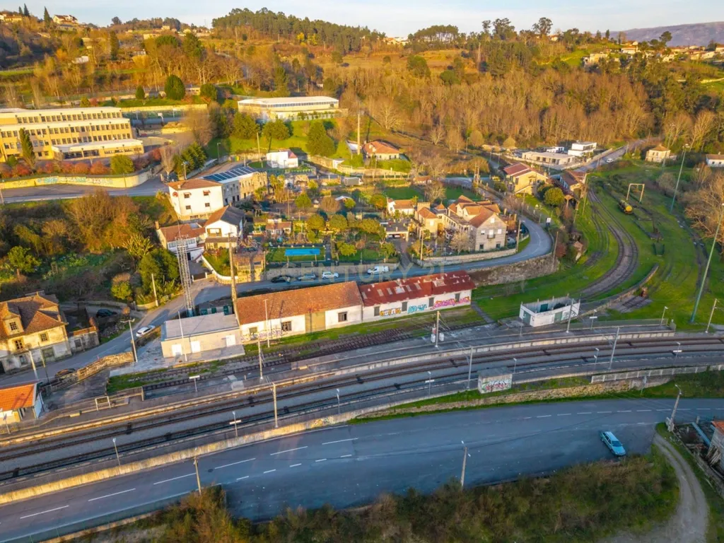 Moradia V5 com Grande Terreno Urbano junto à Estação de Livração – Marco de Canaveses - Image 7