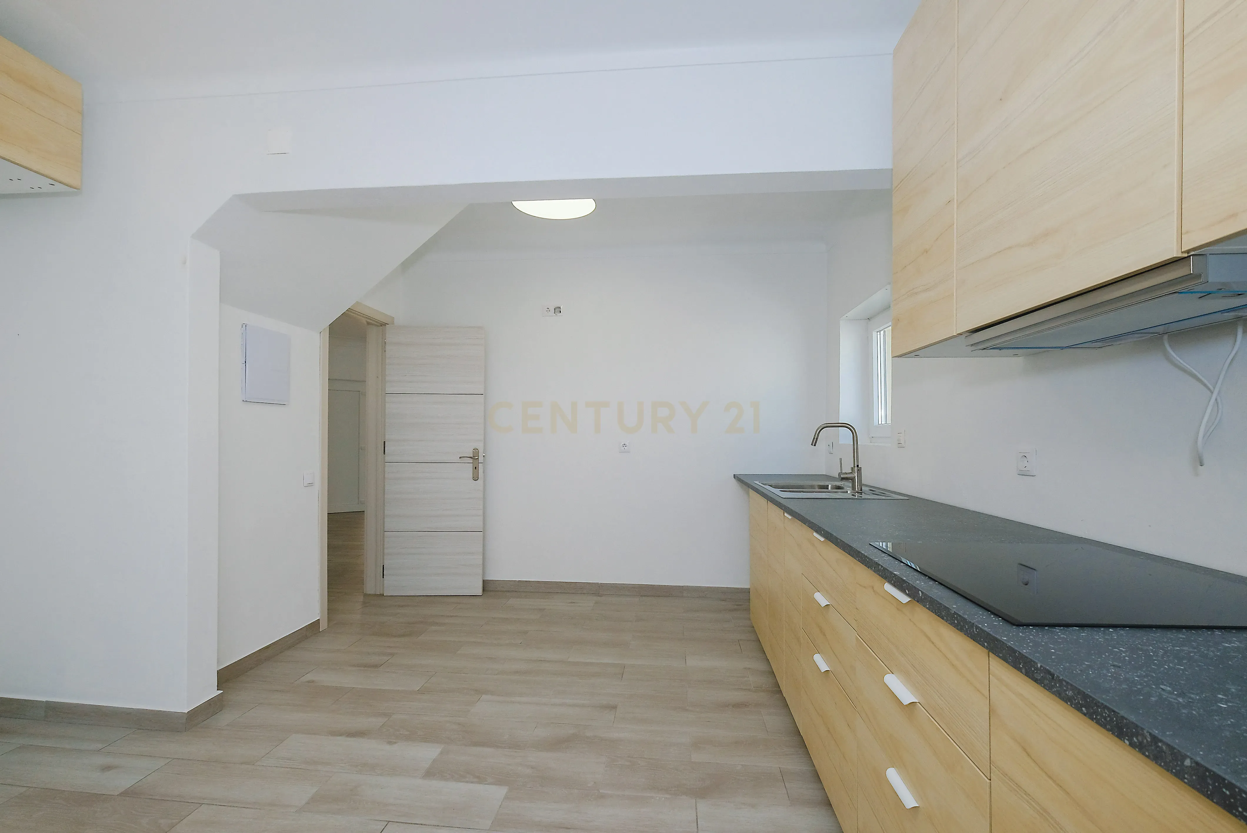Fotografia 10 de Moradia T4 Renovada no Estoril | Conforto, Espaço e Excelente Localização