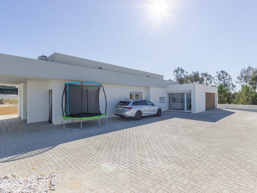 Vila Alegre / Fernão Ferro - Luxuosa moradia isolada térrea de 4 assoalhadas com arquitetura comtemporânea inserida em lote de 2775 m² - Image 28