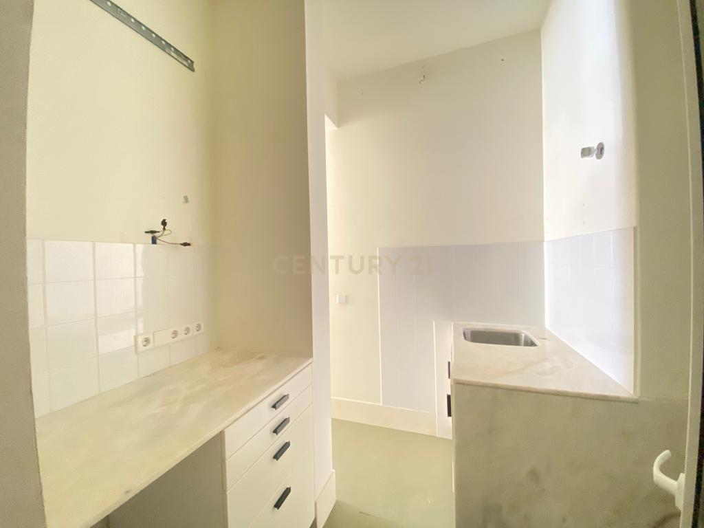 Apartamento T2 no centro de Lisboa - São Vicente, com um pequeno logradouro. - Image 17