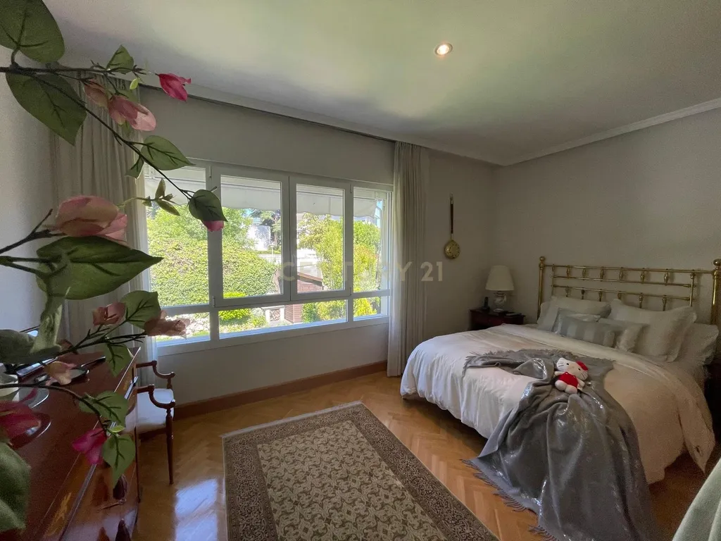 Luxuosa Moradia Renovada em Madrid com Vista para a Cidade - Image 21