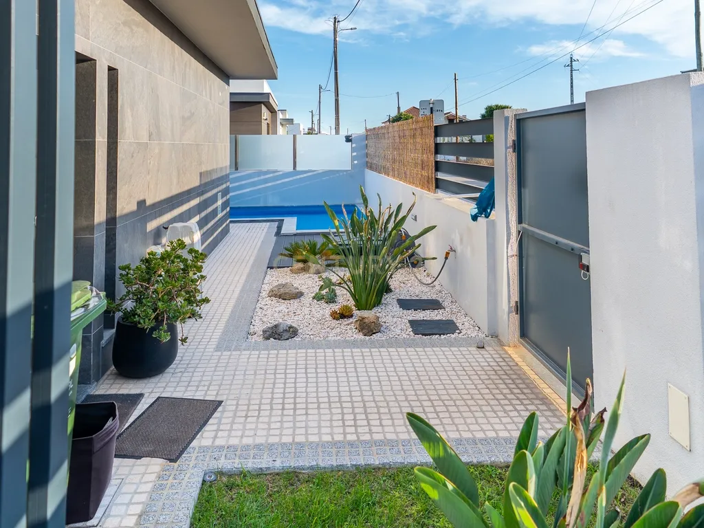Moradia T3+1 Térrea de gaveto com Piscina, Domótica e Espaço Exterior | Fernão Ferro - Image 10