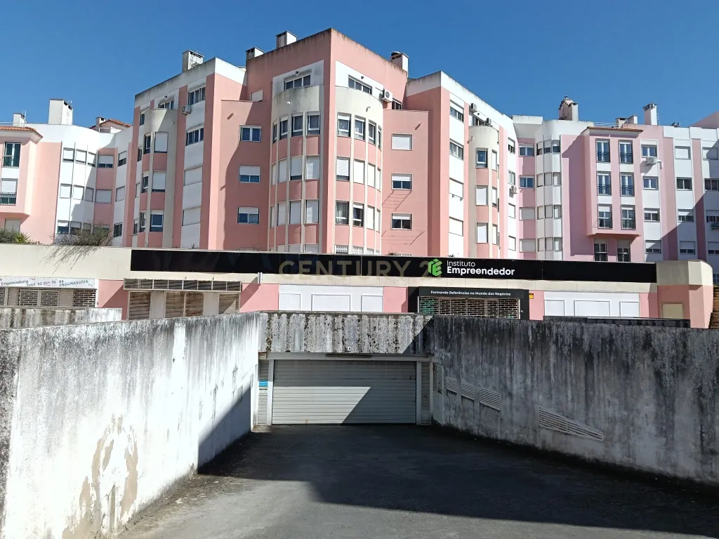 Arrenda-se – Espaço Comercial na Ameixoeira - Image 8