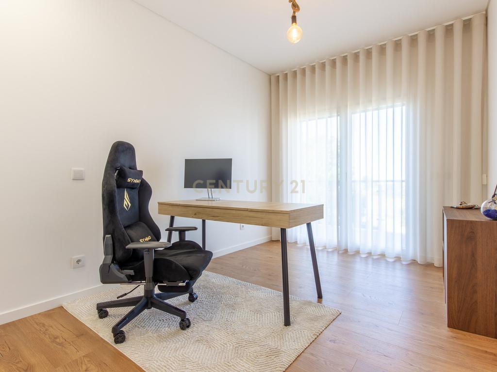 Moderno apartamento T3, com parqueamento e varandas em Santo António da Charneca, Barreiro - Image 20