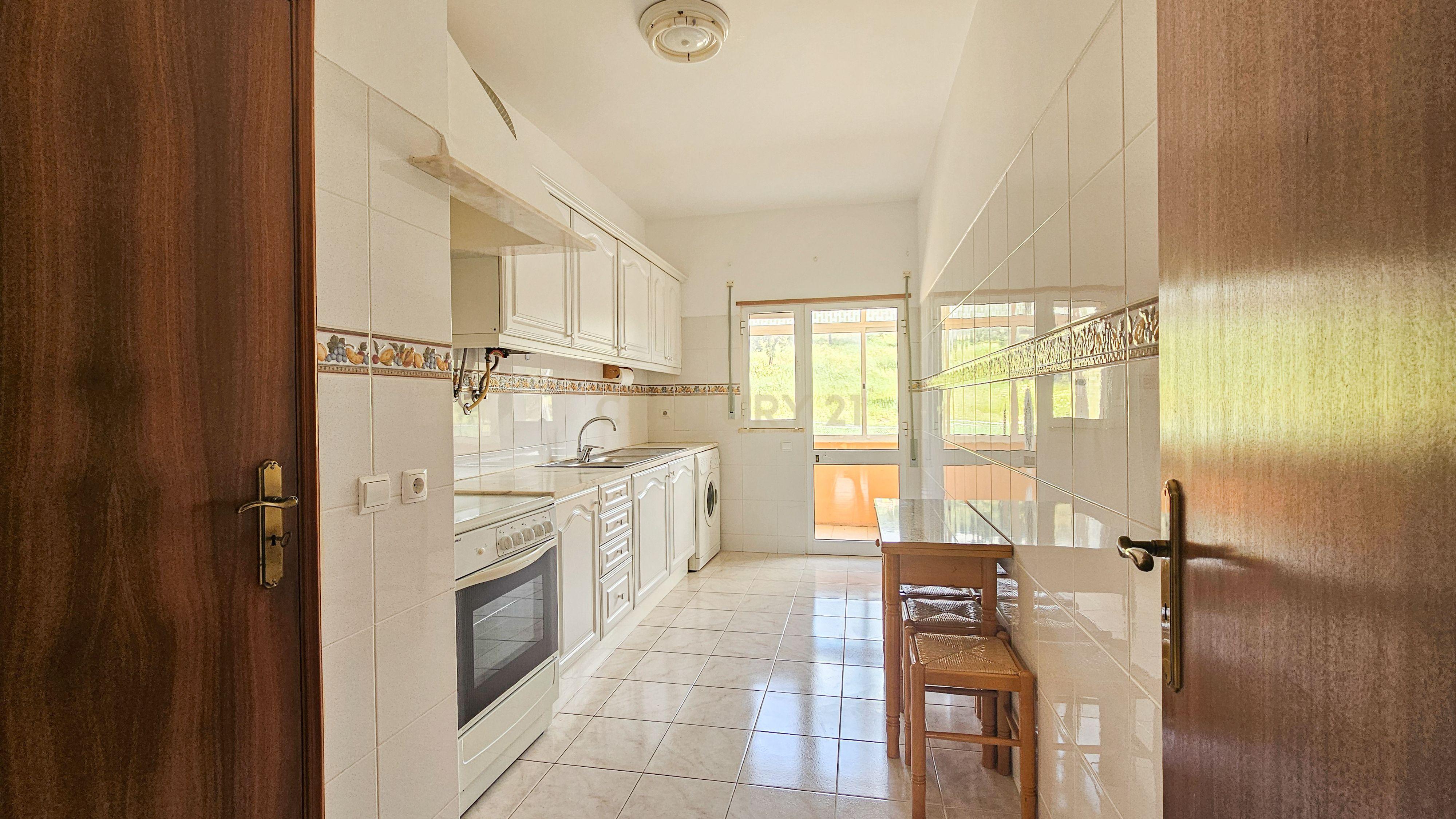 Apartamento T2 | Garagem Box | Arrecadação | Bom Estado | Varandas - Image 3
