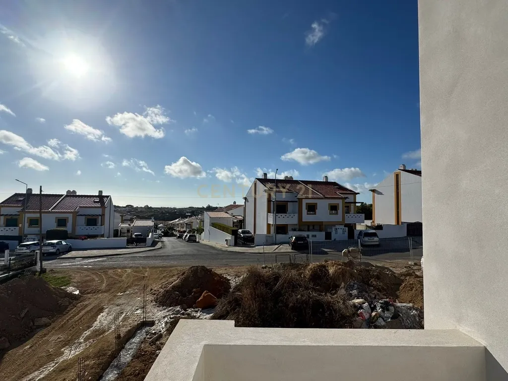 Moradia NOVA Moderna T4: PISCINA e JARDIM Conforto, Modernidade e Vistas Deslumbrantes - Image 24