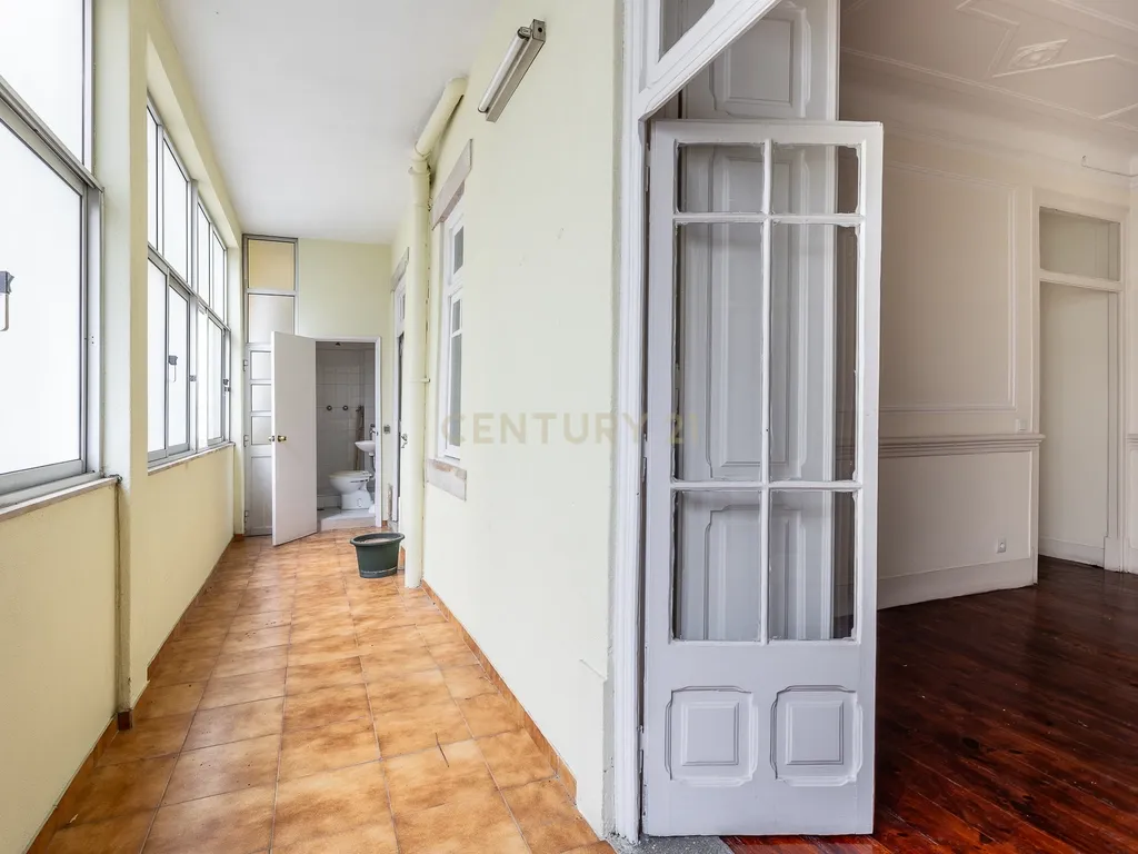 Loja/Escritório com apartamento de 150m2 com acesso a pessoas de mobilidade reduzida - Image 12