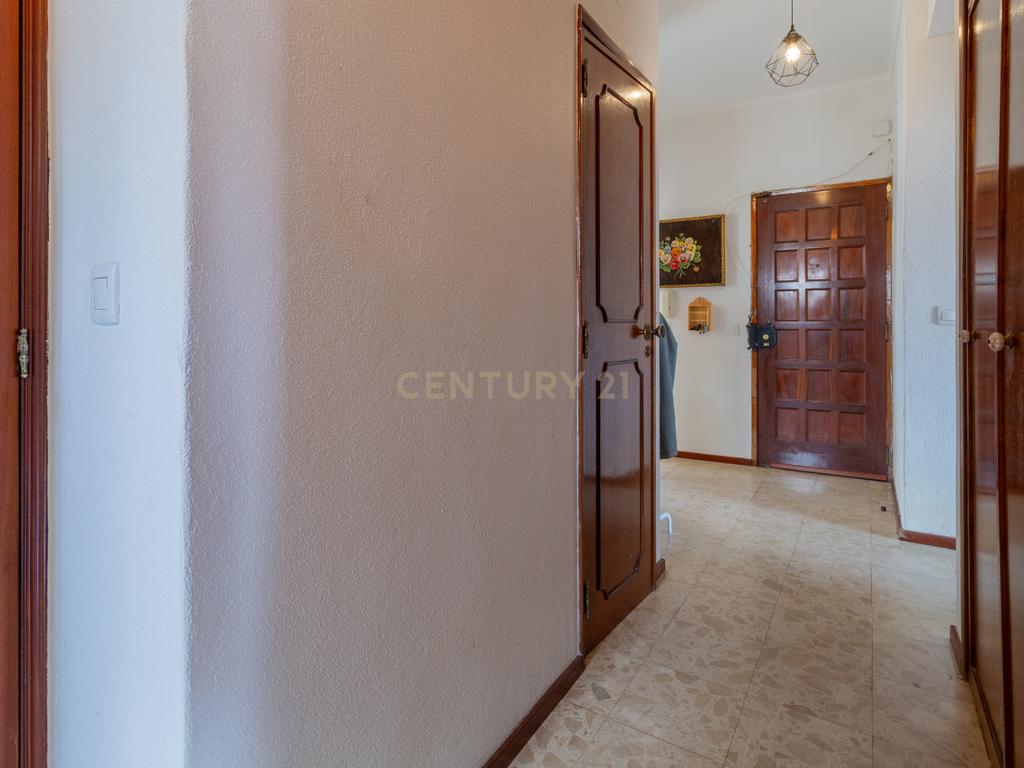 Apartamento T4 convertido em T3 - Centro do Barreiro - Image 18