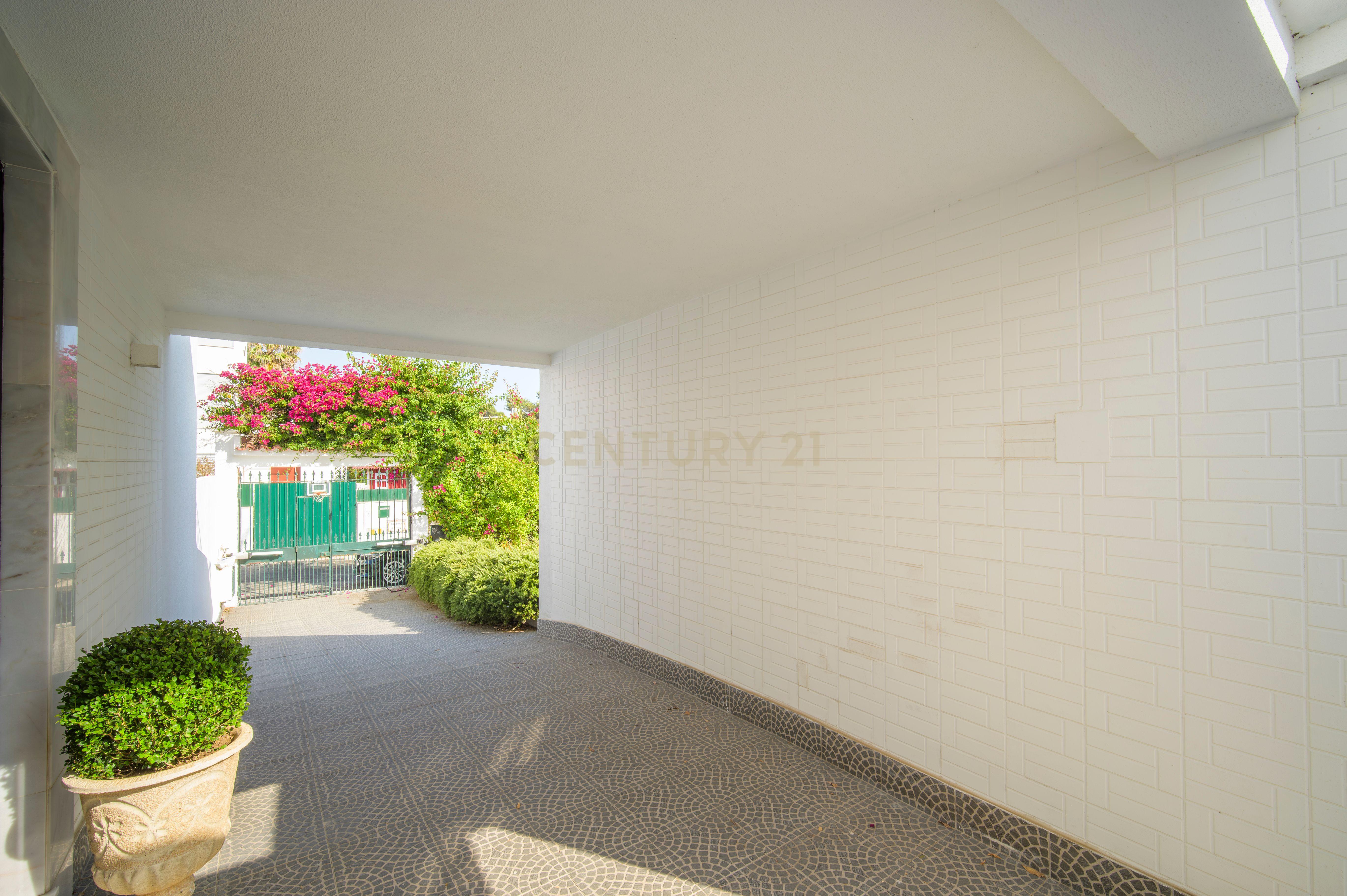 Fotografia 7 de Moradia T5 remodelada à beira-mar em Cascais