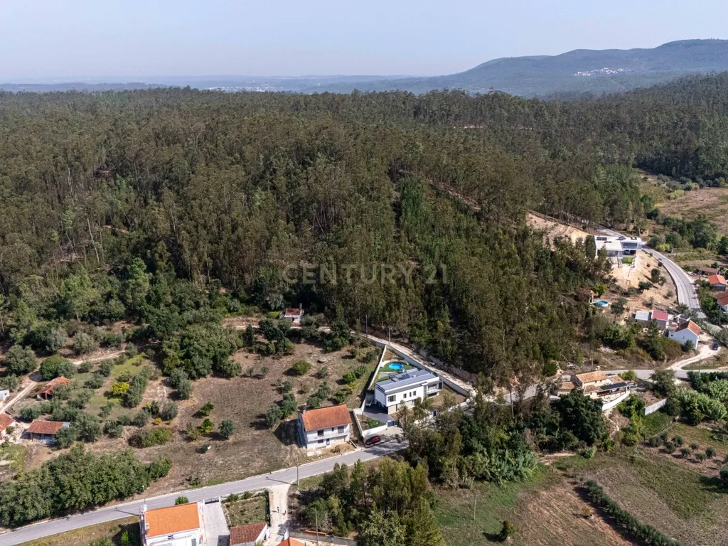 Moradia T4 semi-nova com Piscina, Garagem + Parcela de Terreno Rústico e Vista Serra | Salgueiro, Pombal - Image 71