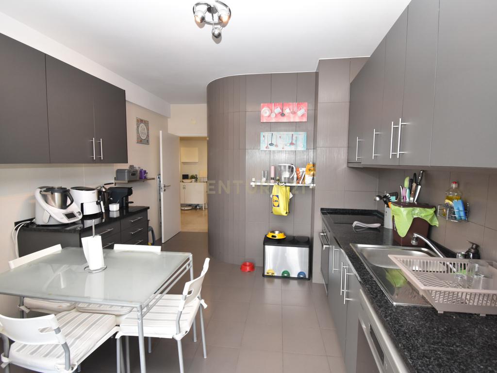 Excelente Apartamento T3 em Algés – Conforto e Localização Premium - Image 5