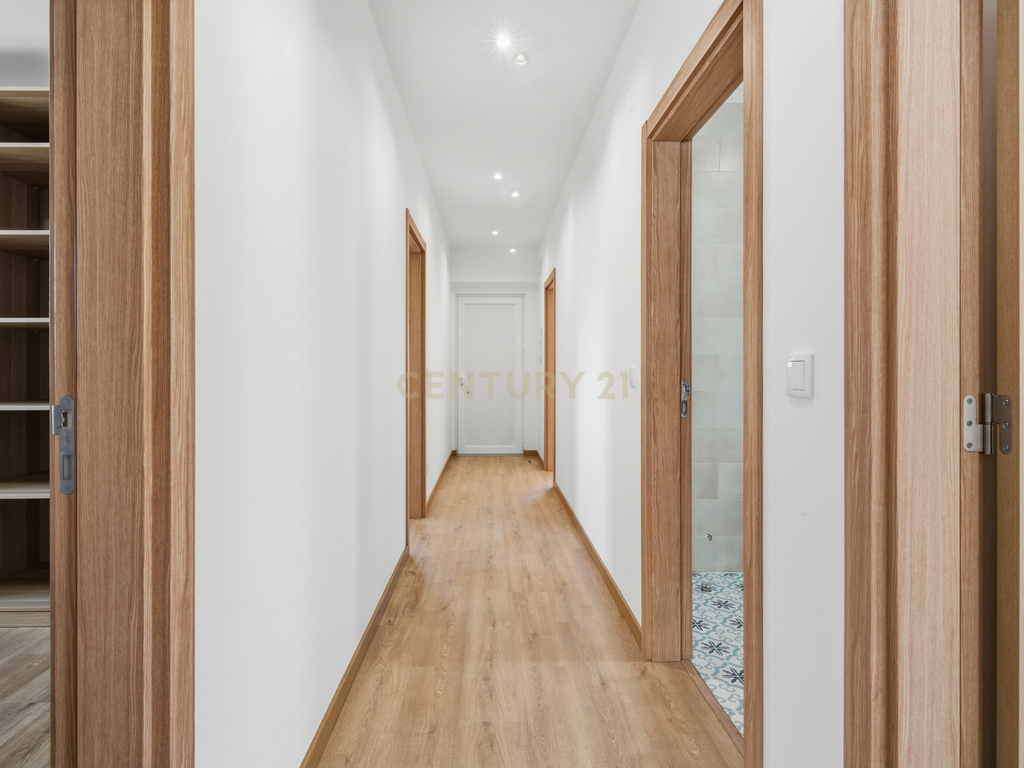 Moradia T4 Térrea Remodelada no Centro de Mafra | Privacidade, Conforto e Qualidade de Vida - Image 12