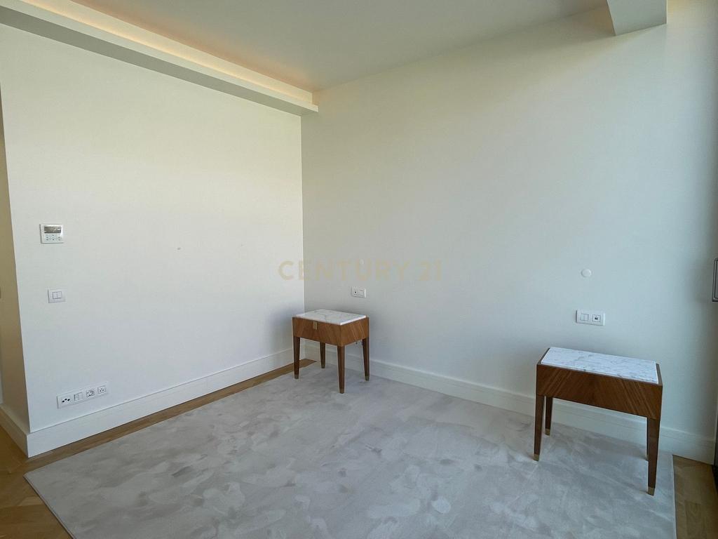 Moradia T3+1 em Cascais com Piscina Privada, Varandas e Jardim - Image 8