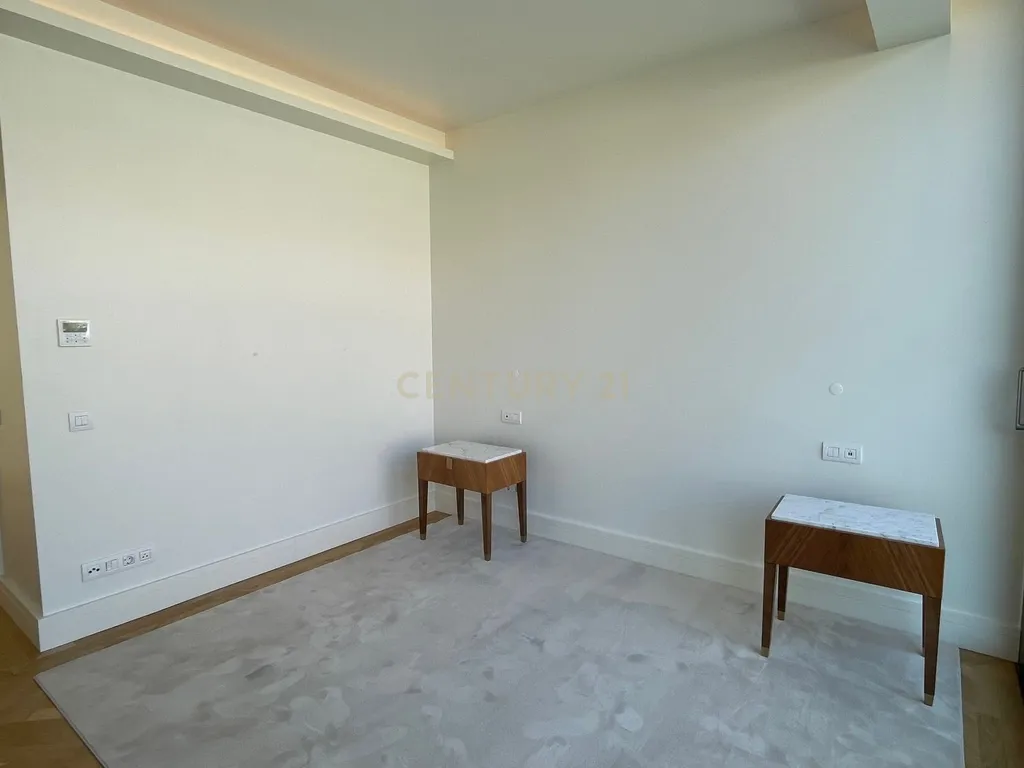 Moradia T3+1 em Cascais com Piscina Privada, Varandas e Jardim - Image 8