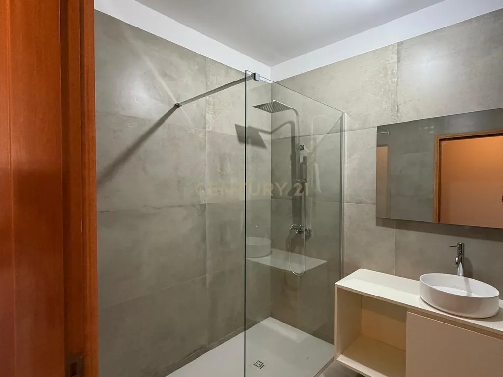 Apartamento Renovado em Braga (São Vítor) com Vista Panorâmica - Image 14