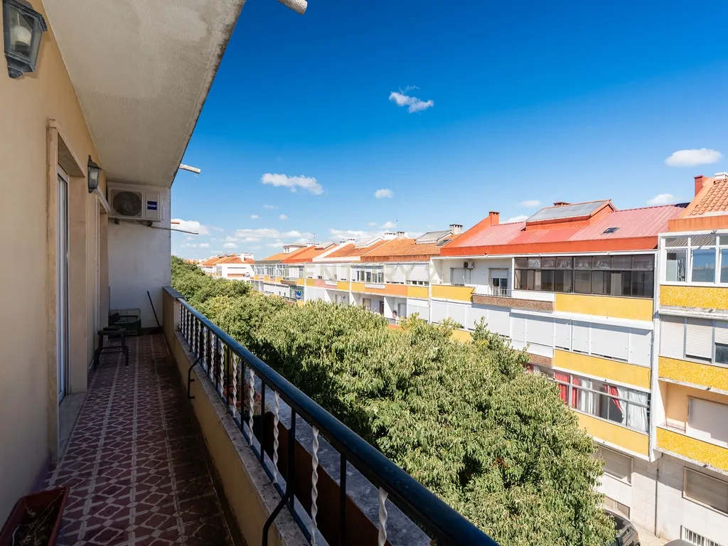 T3 Remodelado | Praceta São Jorge da Mina| Damaia de Cima encostado à Urbanização do Neudel - Amadora - Image 8