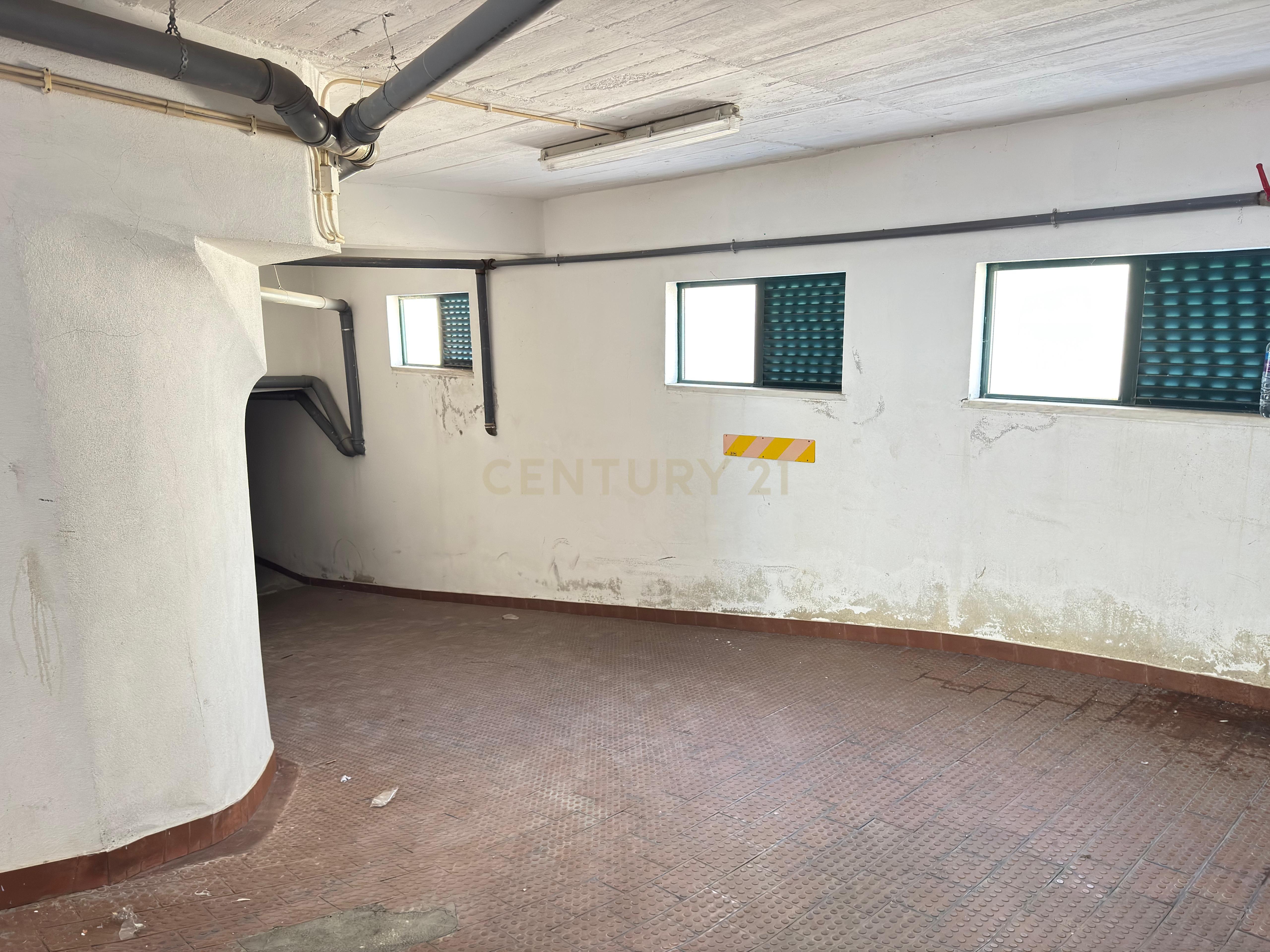 Fotografia 5 de Box fechada no Bairro Afonso Costa | Setúbal