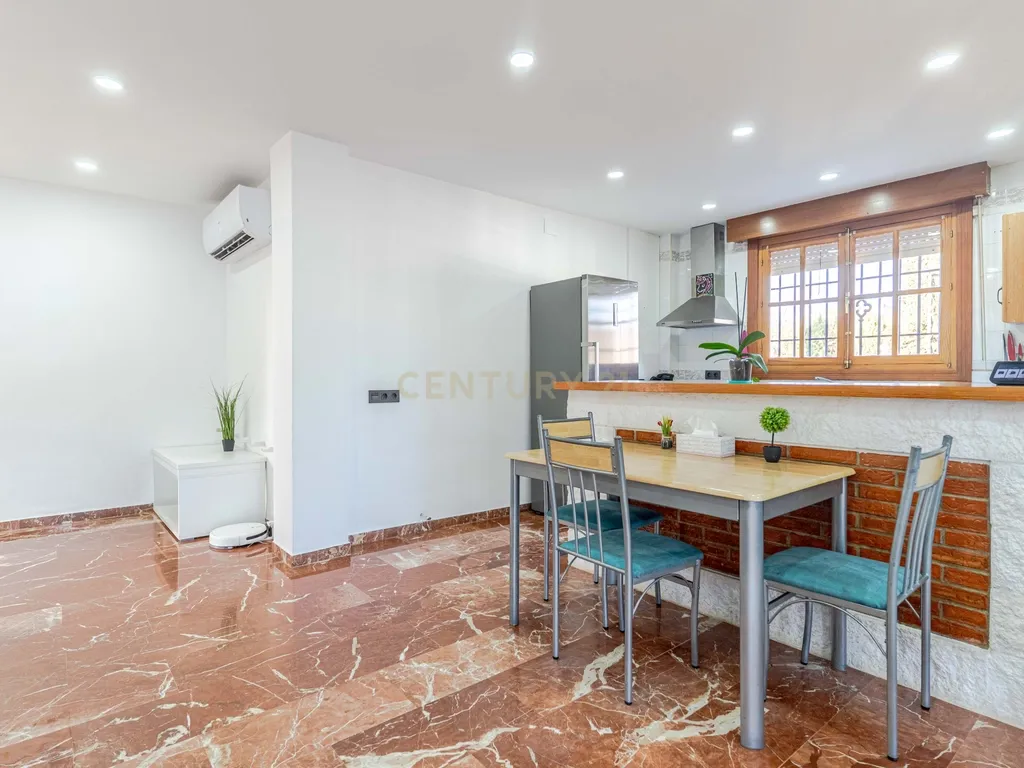 Moradia isolada em Otura com um terreno de 1.250 m², piscina, jardim e espaços para viver em paz - Image 13
