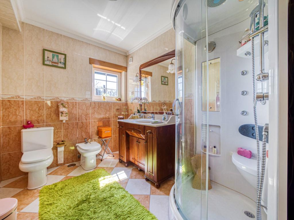 Moradia localizada na capital de distrito, no coração do Nordeste Transmontano. - Image 19