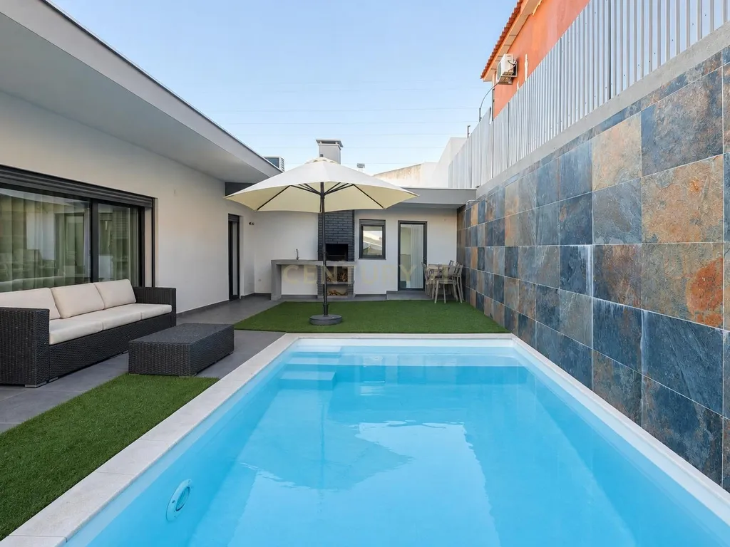 Moradia T3 Isolada com Piscina e Garagem em Fernão Ferro - Image 34