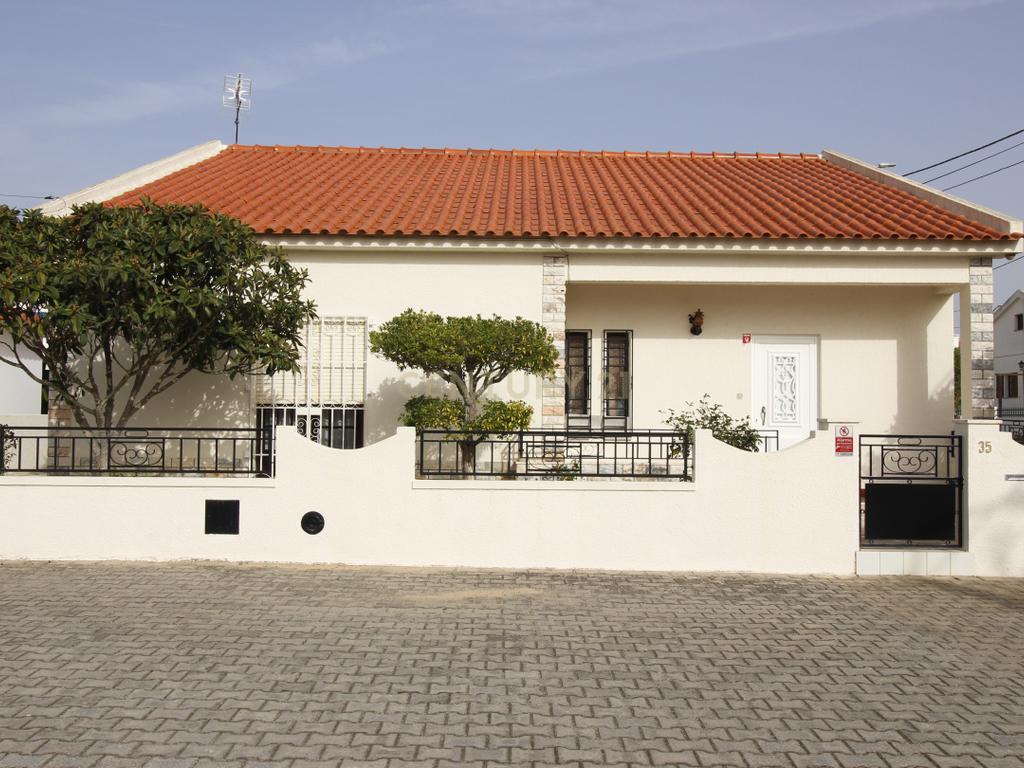 Casa Renovada com 3 Quartos e Garagem em Vendas Novas para arrendamento - Image 1