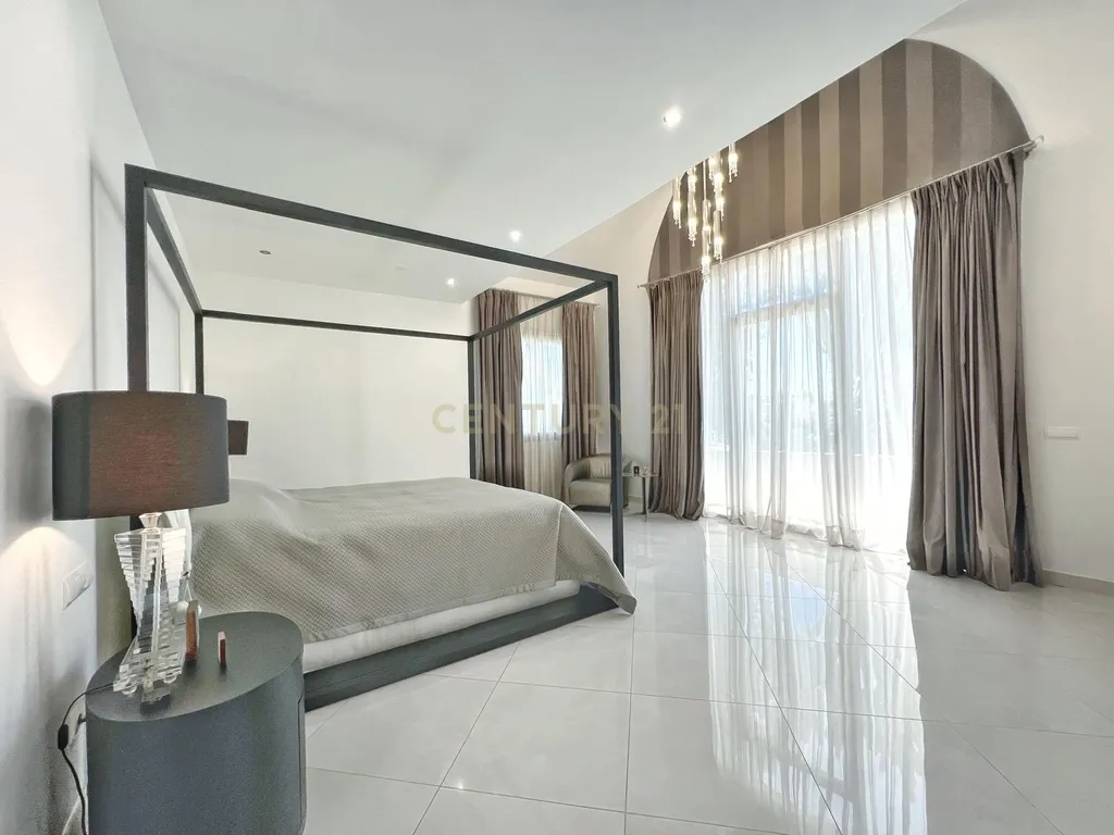 Elegante moradia mediterrânea de cinco quartos com vista para o prestigiado campo de golfe Valderrama, em Sotogrande Alto - Image 14