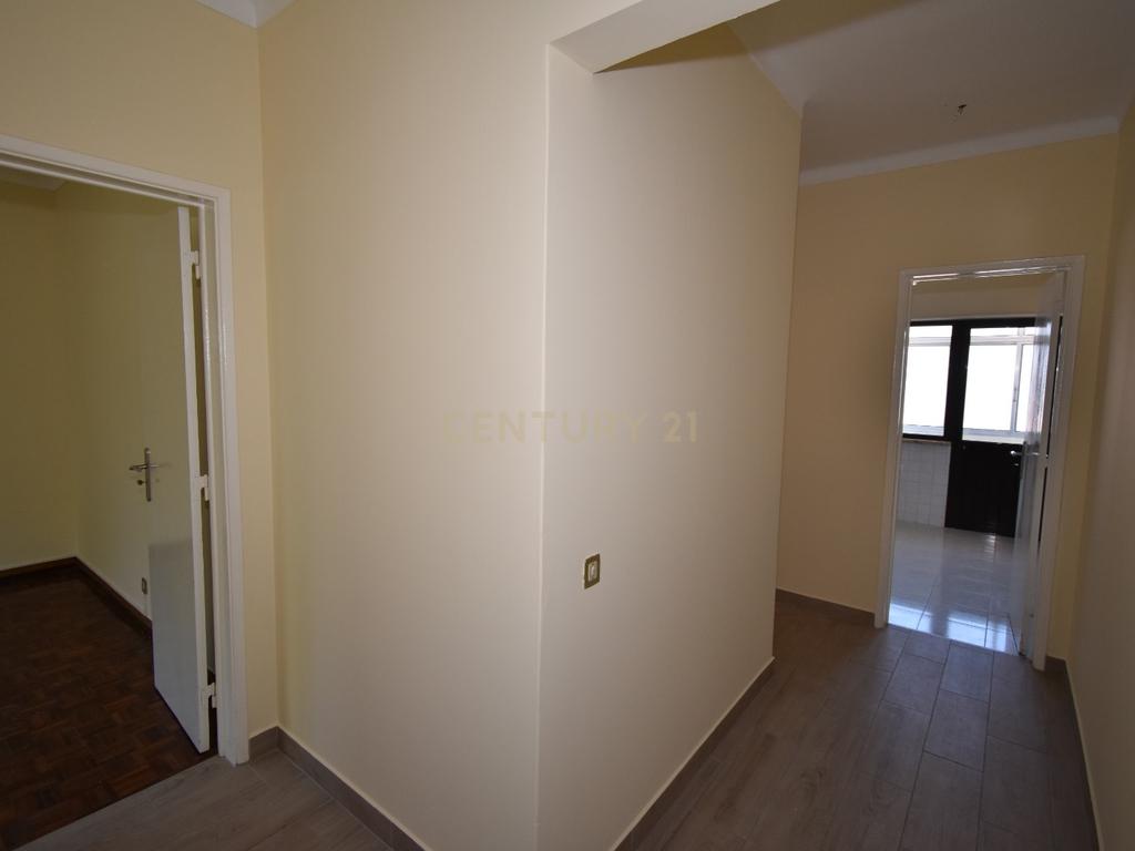 Apartamento T3 em Excelente Estado – Localização Central e Ótima Exposição Solar - Image 6