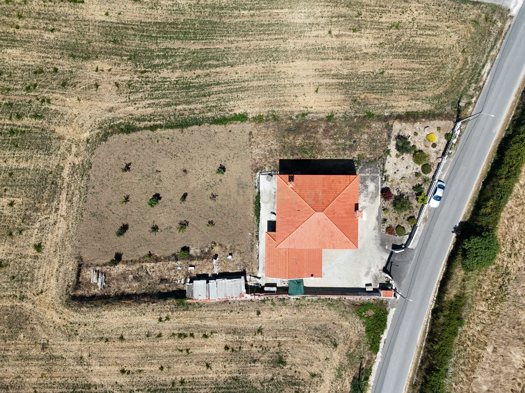 Moradia T5 com Garagem e Terreno em Sobral de Monte Agraço - Image 35
