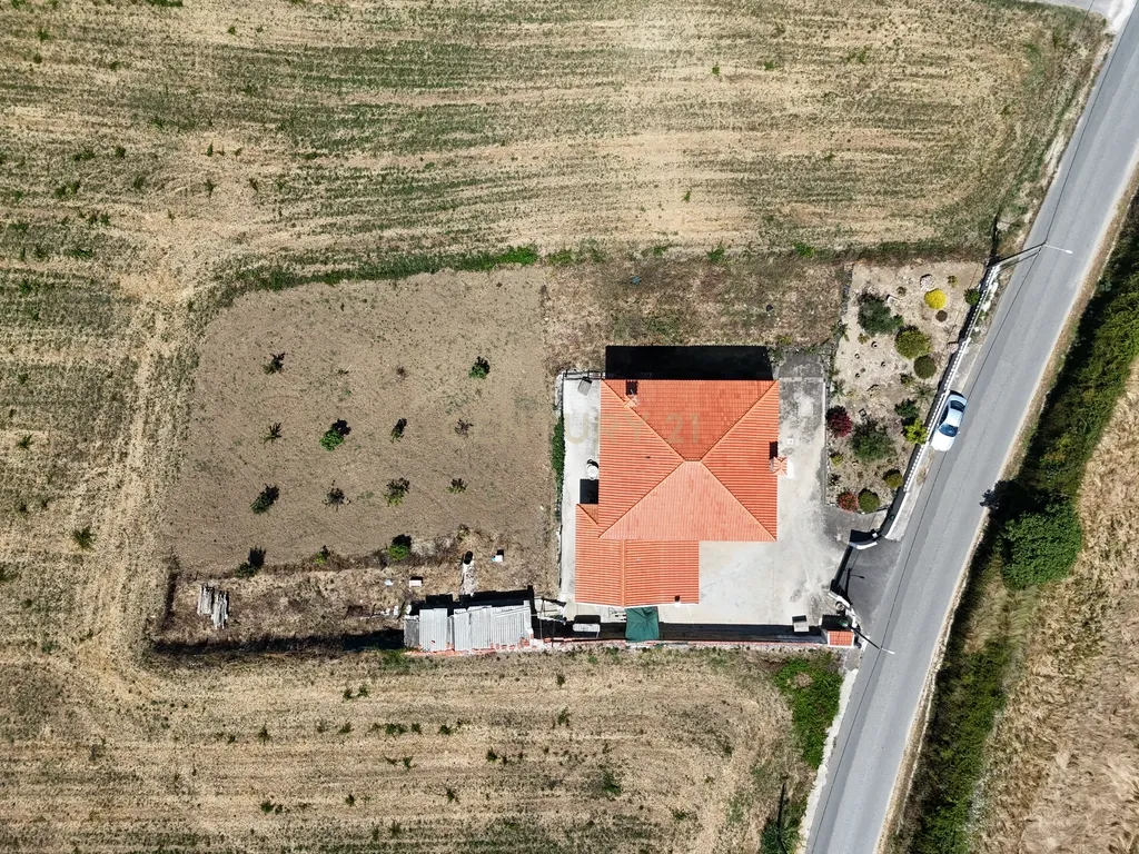 Moradia T5 com Garagem e Terreno em Sobral de Monte Agraço - Image 35