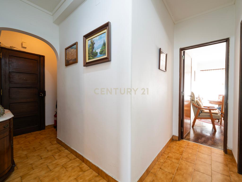 Apartamento T2 em Linda-a Velha - Excelente Localização com Garagem - Image 4