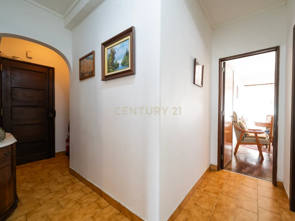 Apartamento T2 em Linda-a Velha - Excelente Localização com Garagem - Image 4