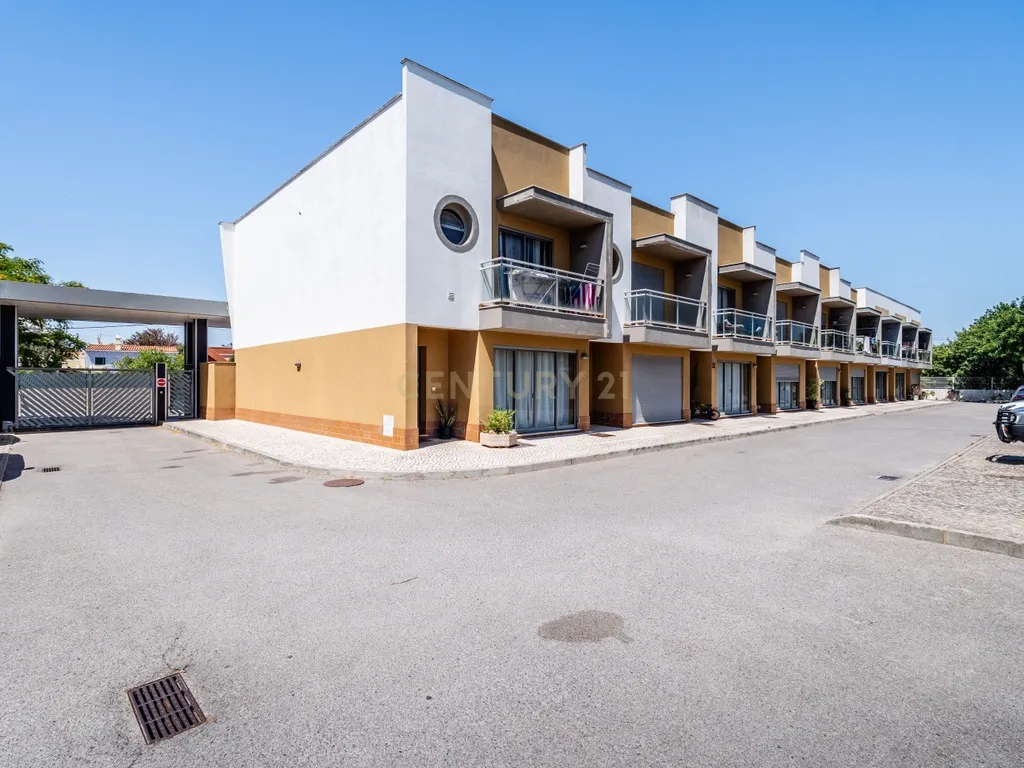 Moradia T3, com piscina, inserida num Condomínio Familiar – Ferreiras, Albufeira - Image 3